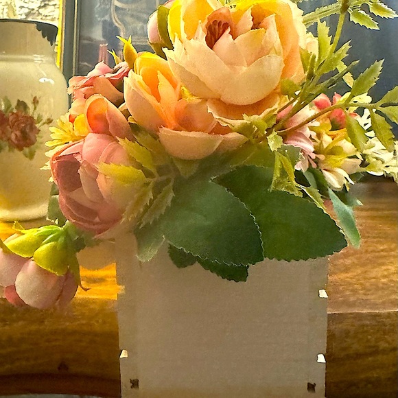 Shades of pink faux floral arrangement - Picture 3 of 3